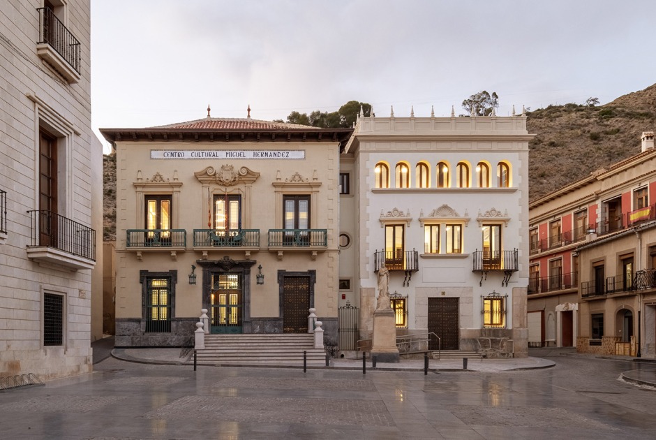 Rehabilitación de la antigua Caja de Ahorros de Nuestra Señora de Monserrate por Galiano Garrigós Arquitectos. Fotografía por David Frutos