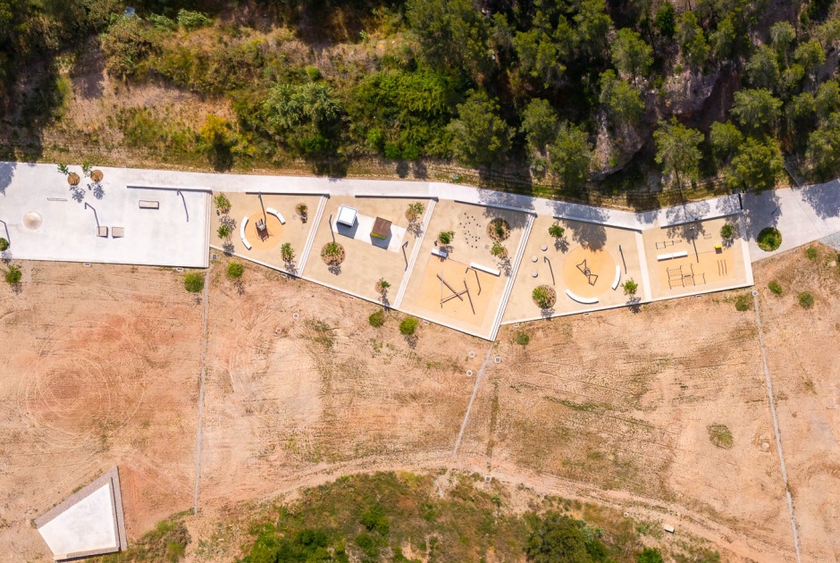 Parque Metropolitano La Roda por EMBA. Recuperación del espacio de una antigua cantera y nuevo parque urbano. Fotografía por Simón García