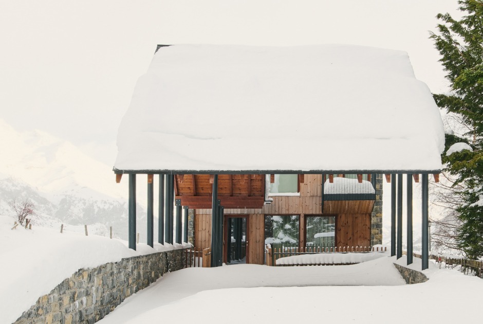 «Cobijo entre muros» por Cronotopos Arquitectura. Fotografía por Iñaki Bergera Serrano