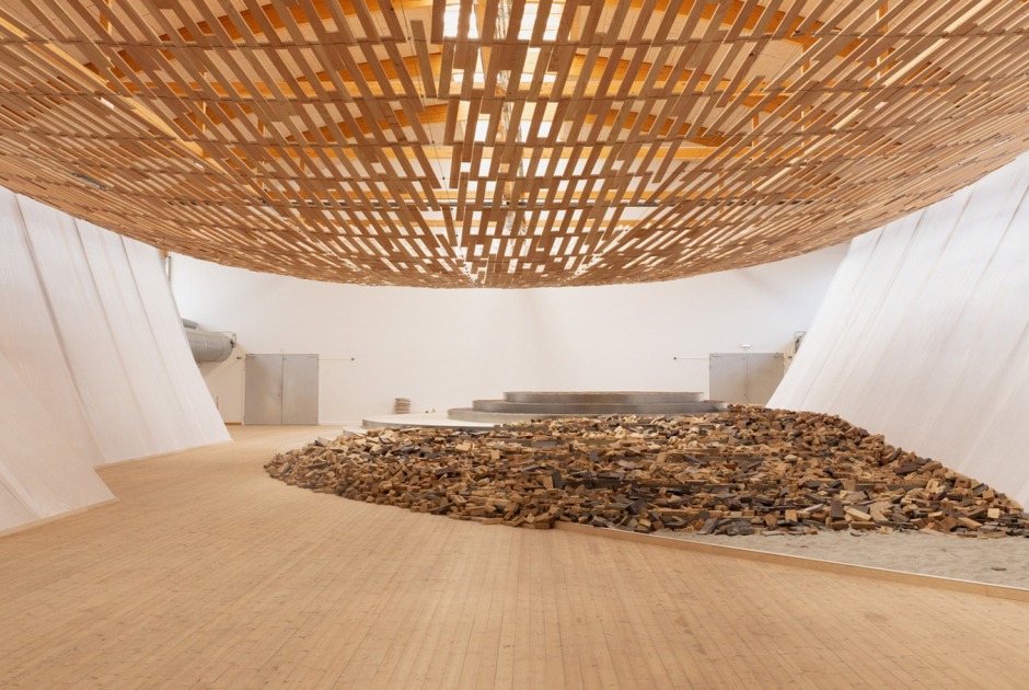 Earth | Tree por Kengo Kuma/KKAA. Vista de la instalación en Copenhagen Contemporary 2026. Fotografía cortesía de Dinesen