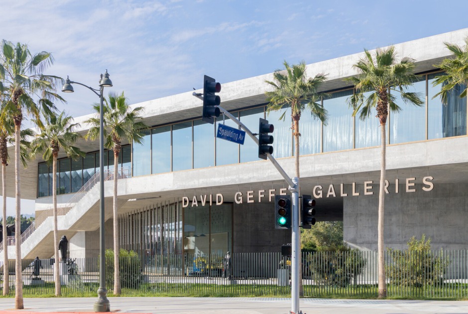 Vista exterior hacia el noroeste desde Wilshire Boulevard, Galerías David Geffen en LACMA. Fotografía por Iwan Baan, cortesía de Museum Associates/LACMA