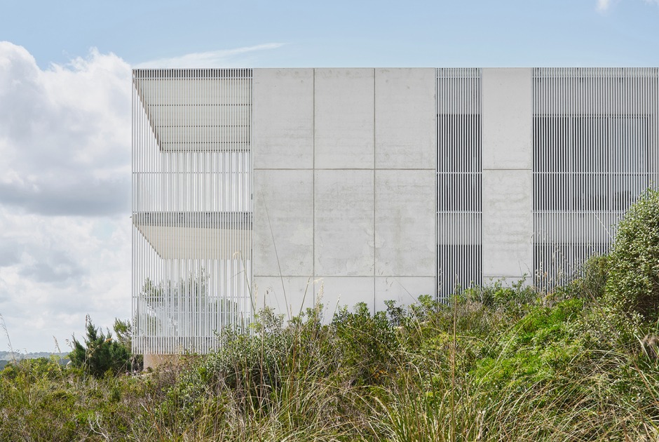 Casa de acero por Nomo Studio. Fotografía por Adrià Goula