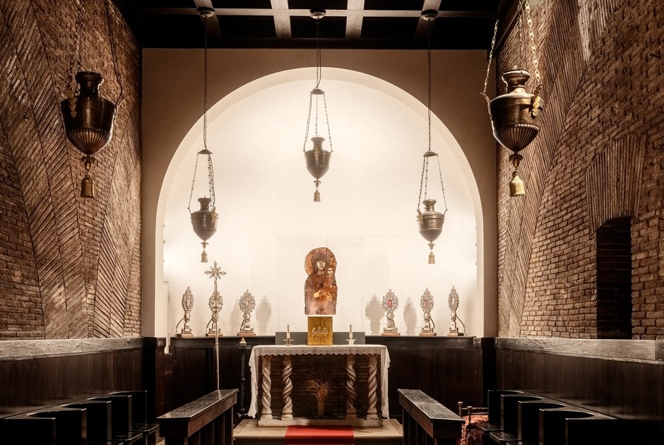 El Coro Bizantino – Capilla del Icono Bizantino de Santa María ad Martyres. Panteón – Micro-arquitecturas para la Arqueología por STARTT. Fotografía por Alessandro Penso