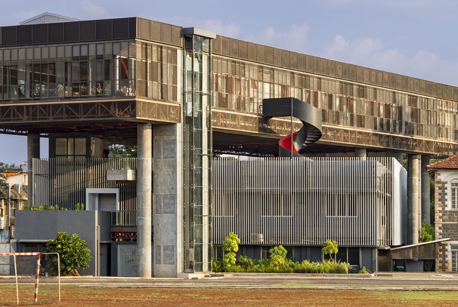 «Hoverspace» Ampliación de la sede central de la Sociedad KLE por Thirdspace. Fotografía por Andre J Fanthome