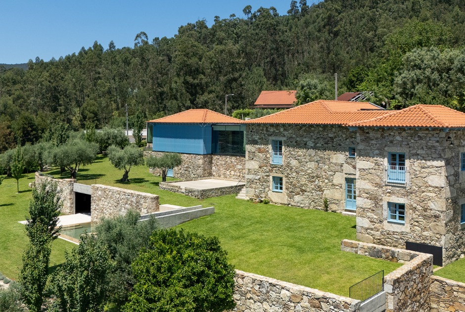 Hotel de la casa de los cerezos por Tiago do Vale Arquitectos. Fotografía por João Morgado