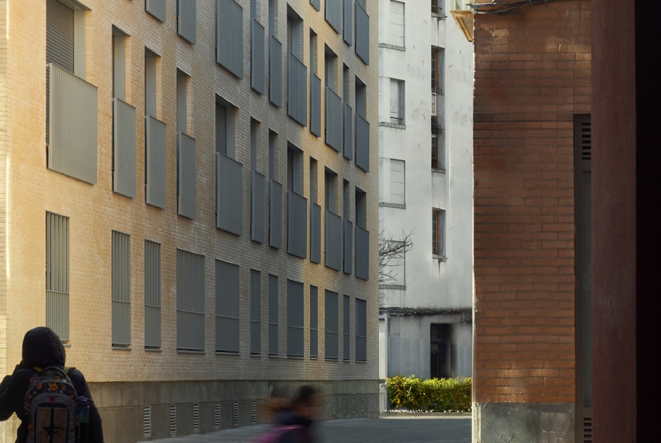 53 houses in Conde Aranda by Basilio Tobías. Photograph by Iñaki Bergera