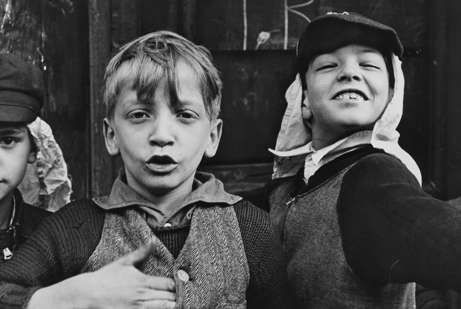 Helen Levitt, N.Y., ca. 1940. Courtesy of Film Documents LLC, via Zander Galerie