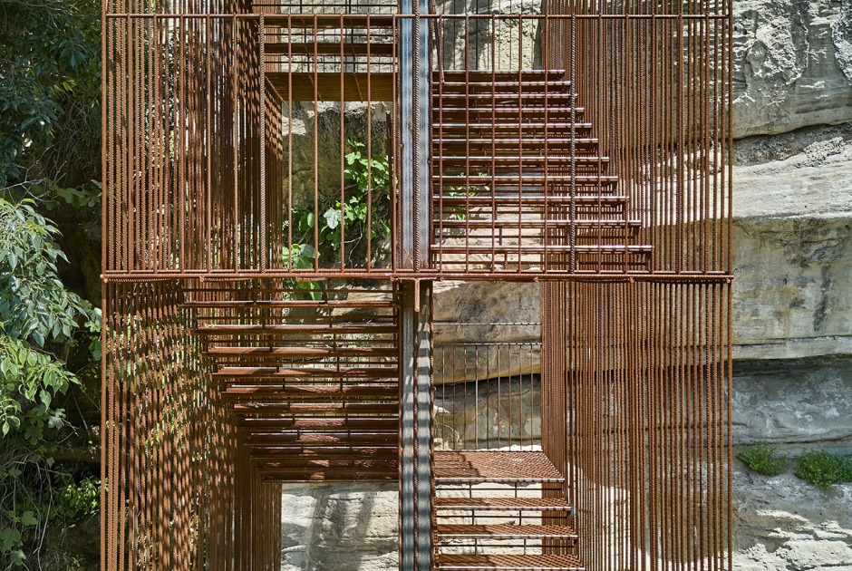 Escalera paisajística en la Vall del Paradís por Comas-Pont arquitectes. Fotografía por Adrià Goula