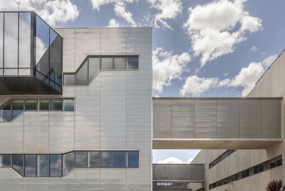 New University Hospital of Cuenca by Gádor de Carvajal, Juan Casariego, Fernando Cruz. Photograph by Luis Asín