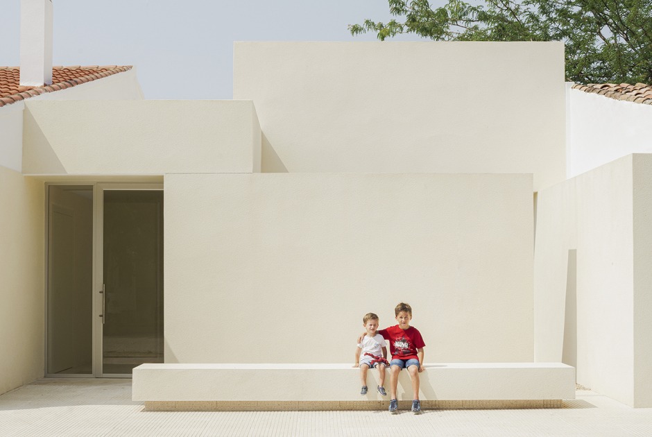 School in Aguas Nuevas by Iterare architects. Photograph by David Zarzoso