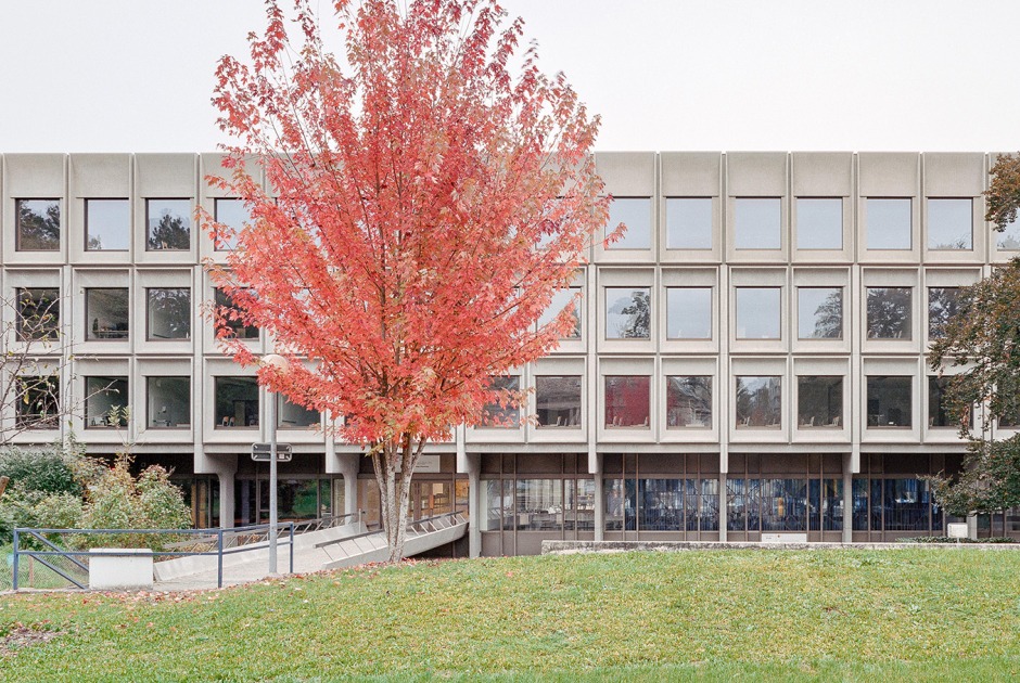 Vertical extension and renovation of Collège Rousseau by Burckhardt Architecture. Photography by Olivier Di Giambattista
