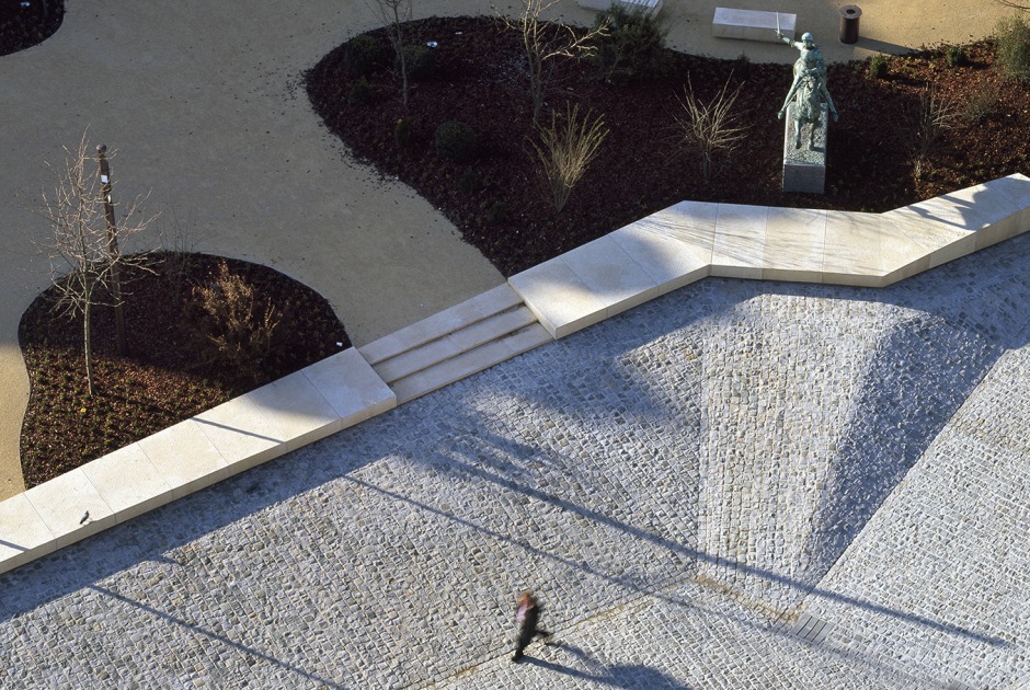 Reims Cathedral Environment by José Ignacio Linazasoro. Photograph by Roland Halbe