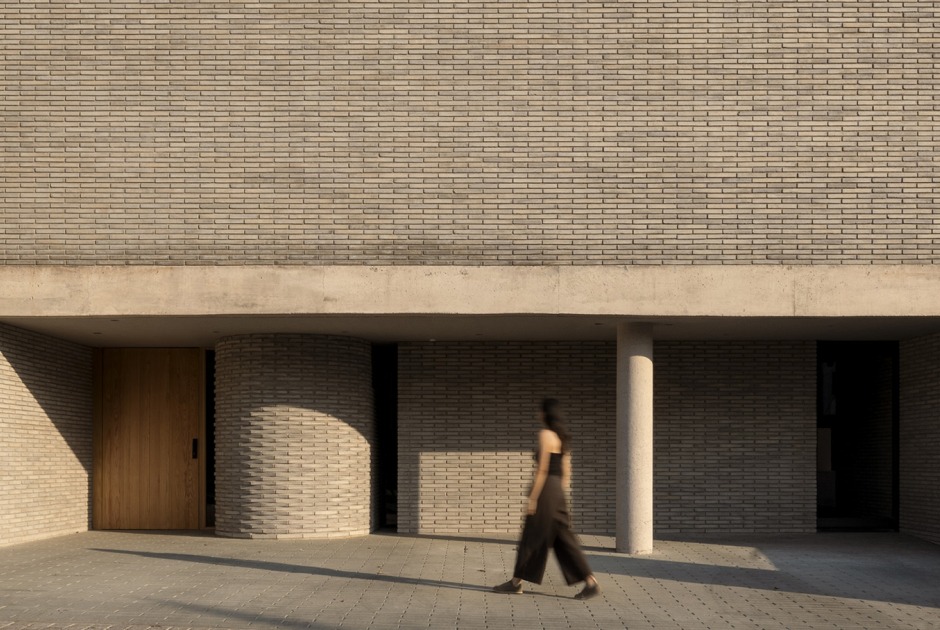 «Casa Refugio» por Taller Segovia Molina. Fotografía por César Belio