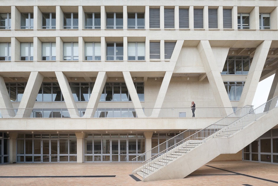 Fundación Universitaria Compensar por Bermúdez Arquitectos. Fotografía por Javier Agustín Rojas