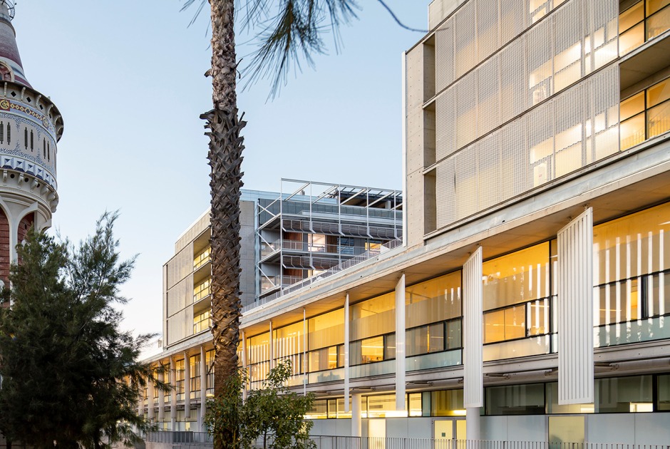 Refurbishment and Extension of Hospital Del Mar by Brullet-De Luna Arquitectes and PINEARQ. Photograph by Simón García