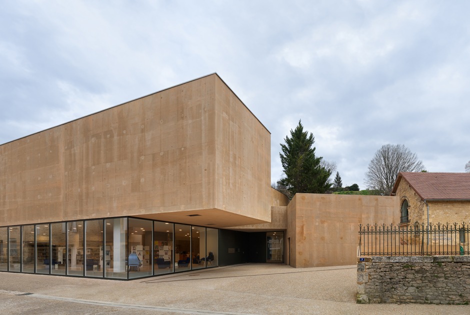 Media library and Music school by Dominique Coulon & associés. Photograph by Eugeni Pons