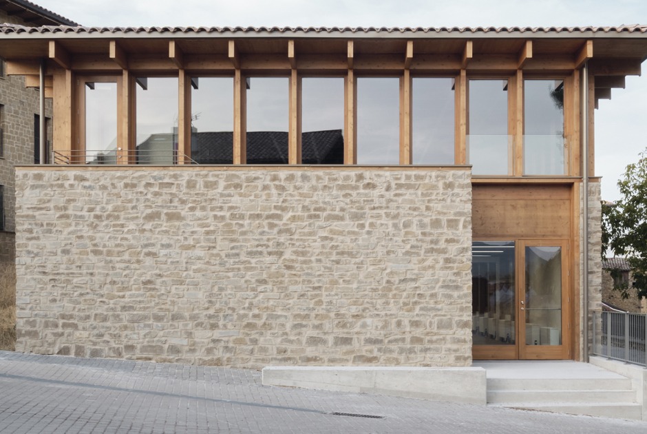Multi-purpose building by Araiz Floristán Arquitectos. Photograph by Ondarraitz