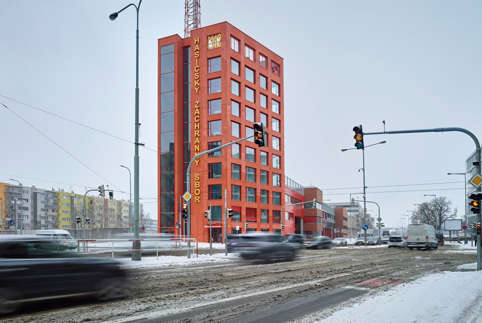 Servicio de Bomberos y Rescate por Architektura. Fotografía por Filip Šlapal