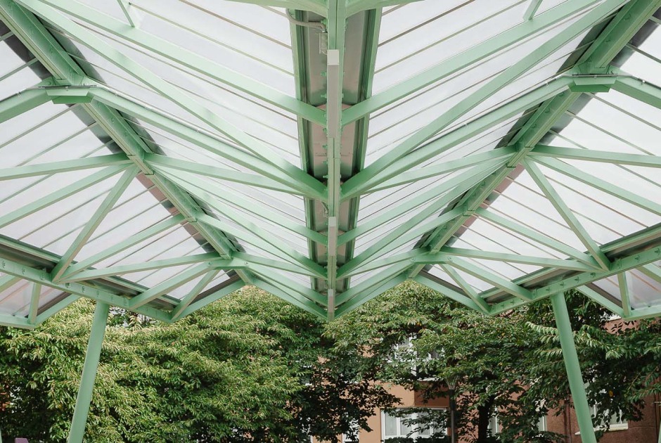 Roof for a children's playground in Hernani by Arktelier. Photograph by Aitor Estevez Olaizola 