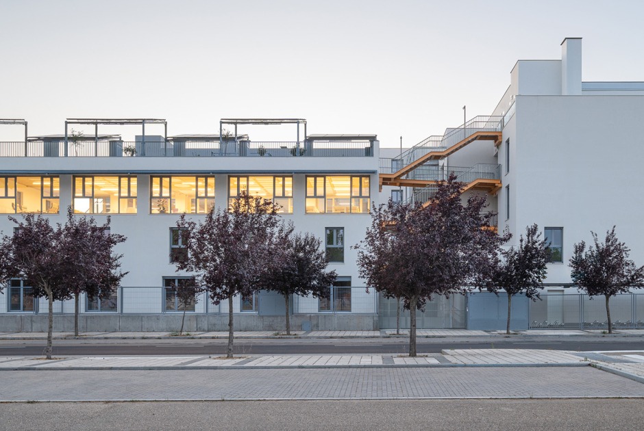 59 collaborative social rental homes by AYRe. Photograph by Gabriel Gallegos Alonso