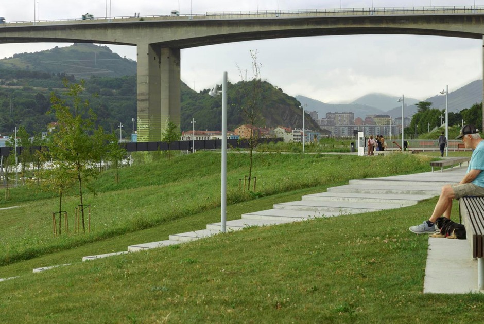 Zamalanda Park on the Nervión Riverside by Burgos & Garrido Arquitectos. Photograph by Roland Halbe 