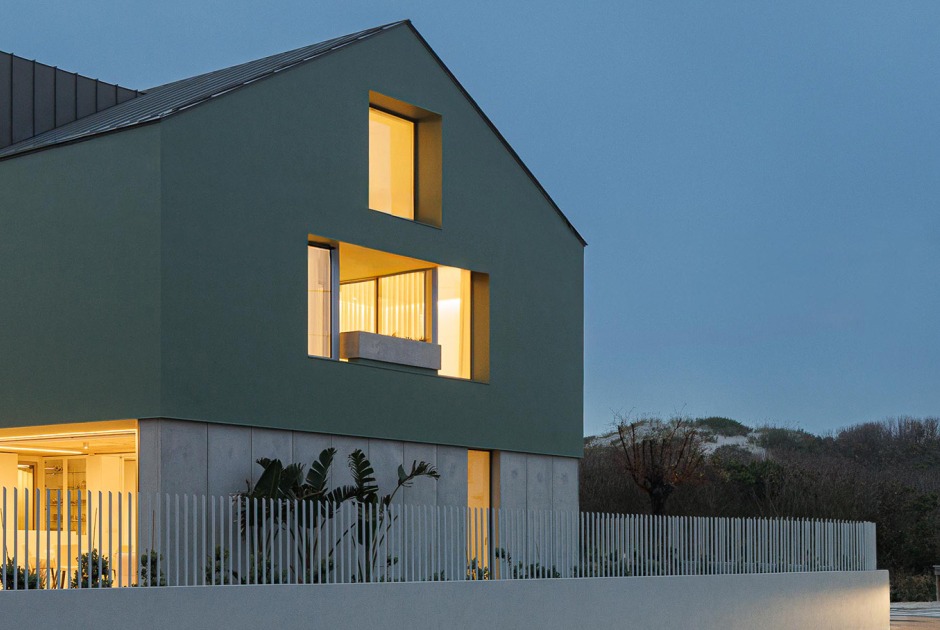 Casa Verde by M2 Senos Arquitectos. Photograph by Ivo Tavares Studio 