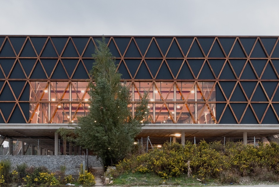 Renovation and expansion of the Ideo School by MH10. Photograph by Manuel Andrade 