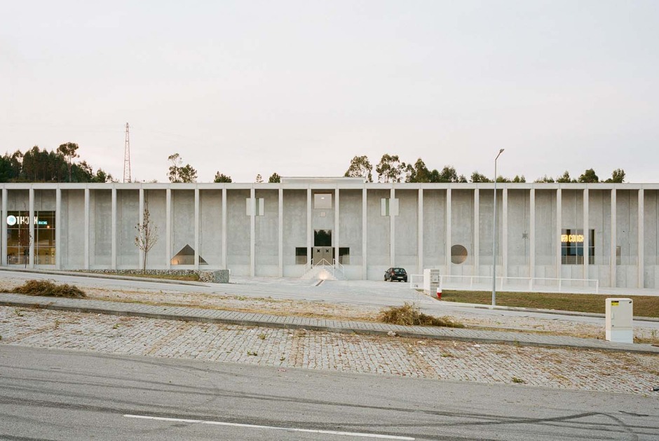 Edificio Sede Corcet por Nuno Melo Sousa. Fotografía por Federico Farinatti   