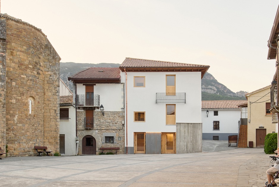 Hotel in Sigüés by Sebastián Arquitectos. Photograph by Iñaki Bergera 
