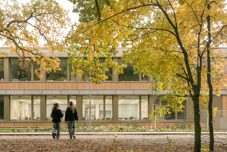 Escuela Primaria LOŠBATES por Pelletier de Fontenay + SOA architects. Fotografía por Alex Shoots Buildings