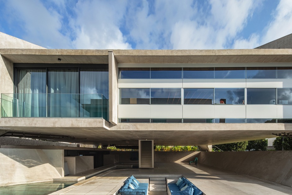 HAVEBLUE House by Yuri Vital Arquiteto. Photograph by Nelson Kon