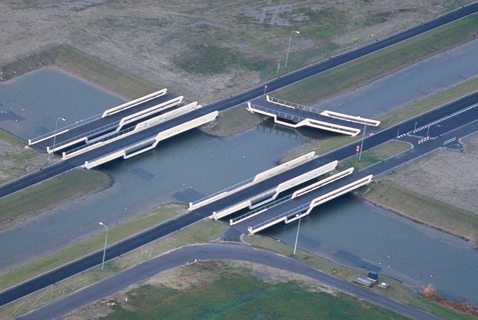 BRIDGE PRESIDENT. Accents in a new rustic business park