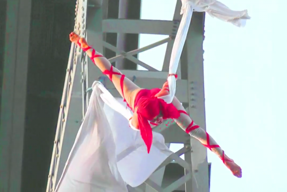 Aerialist Seanna Sharpe 285 Feet Over The Williamsburg Bridge