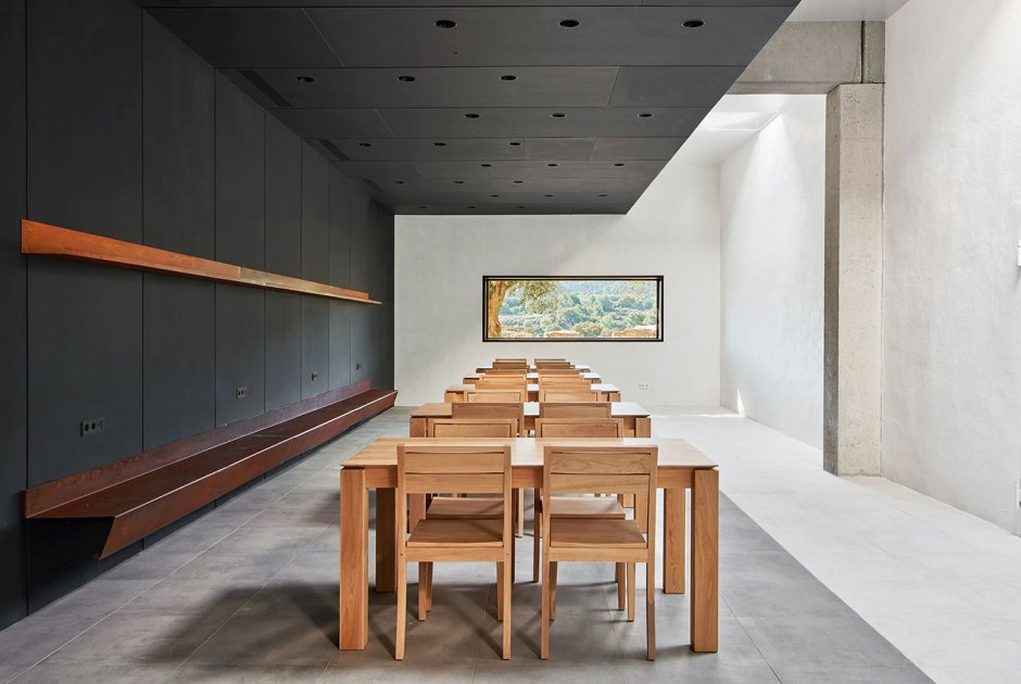 A suspended volume. Espai Saó in Mas Blanch i Jové winery by Raúl Sánchez Architects