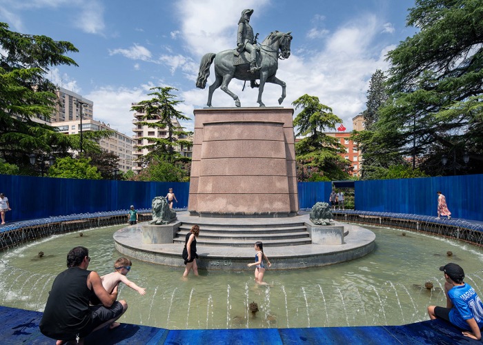 «Monumental Splash» por SalazarSequeroMedina. Fotografía por Josema Cutillas