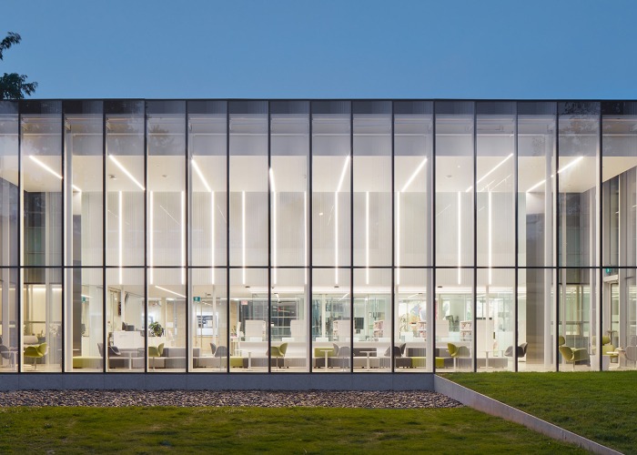 Biblioteca en el Campus del Story Arts Centre del Centennial College por RDHA. Fotografía por Tom Arban