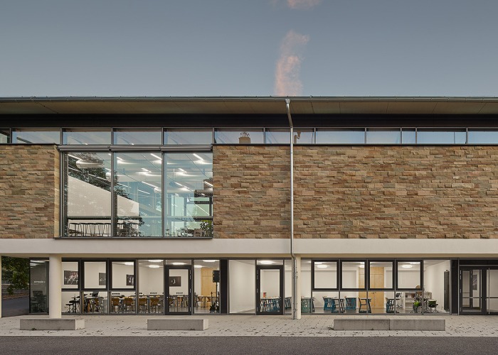 Nuevo edificio de cafetería en Neuenstein por Steinbach Schimmel Architekten. Fotografía por Zooey Braun