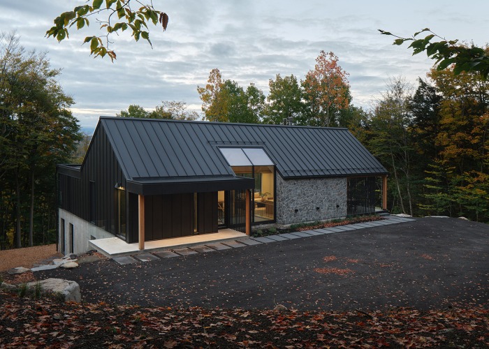 Residencia en la ladera de la montaña en Bromont por Muuk. Fotografía por Phill Bernard