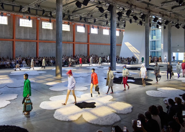 Desfile de Prada en la Semana de la Moda de Milán Primavera/Verano 2026, con el espacio Deposito de la Fundación Prada abierto, dejando entrar la luz. Fotografía cortesía de Prada