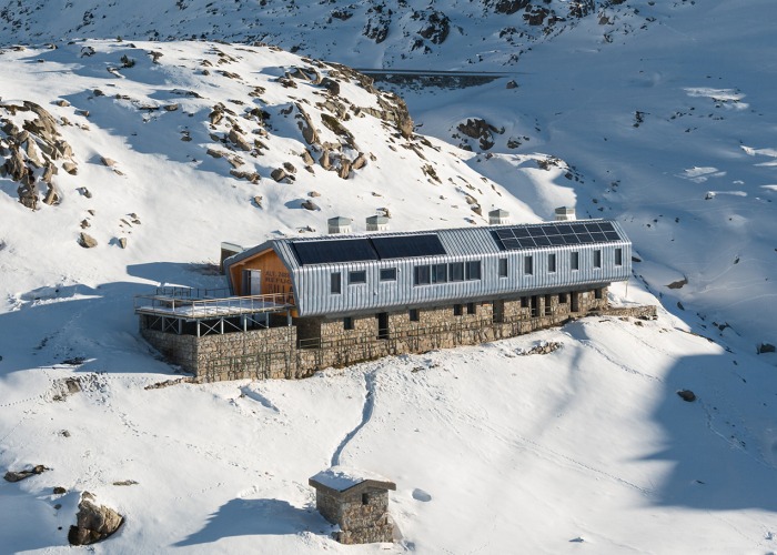 Refugio de l’Illa por Altura arquitectes. Fotografía por Pol Viladoms