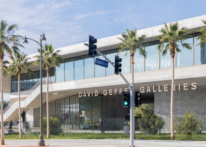 Vista exterior hacia el noroeste desde Wilshire Boulevard, Galerías David Geffen en LACMA. Fotografía por Iwan Baan, cortesía de Museum Associates/LACMA