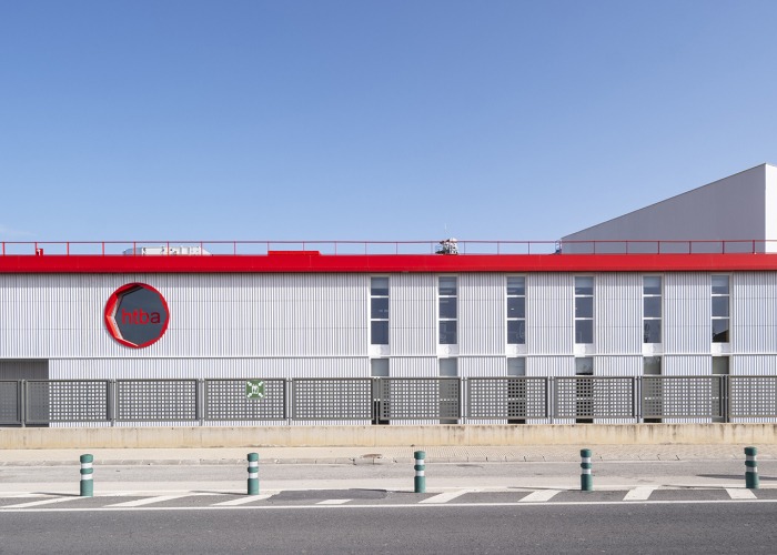 Complejo de oficinas y servicios de HTBA por Martín Lejarraga. Fotografía por David Frutos