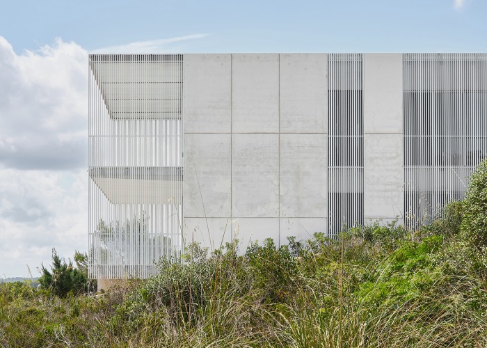 Casa de acero por Nomo Studio. Fotografía por Adrià Goula
