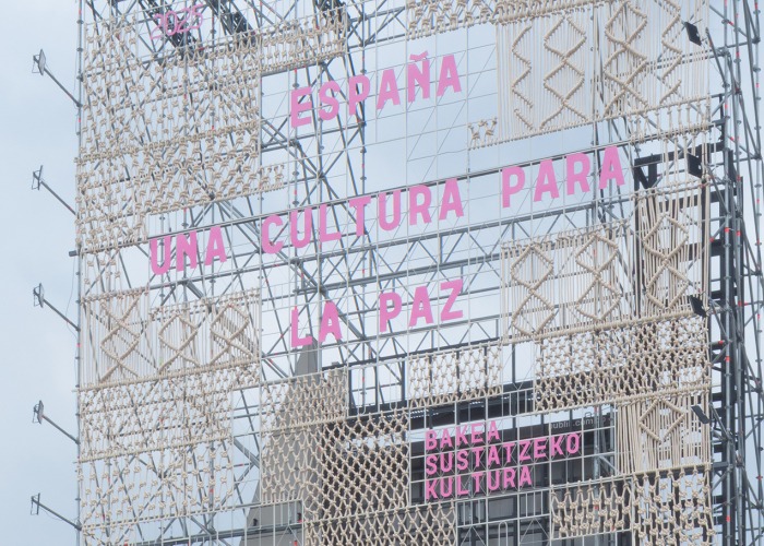 El Pabellón de España en la Filbo por Lluís Alexandre Casanovas Blanco, Paula Chalkho Rozenblum, Enrique Espinosa Pérez y Santiago Pradilla Hosie. Fotografía por Javier Agustín Rojas