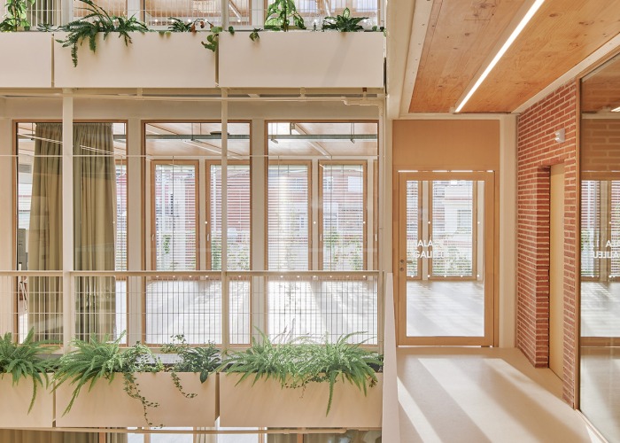 Centro Social de Sants por Laos Arquitectura + Mercè Zazurca Codolà + César Sánchez Medrano. Fotografía por Jose Hevia