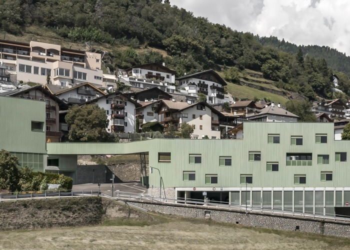 Edificio multifuncional en Barbiano, por Roland Baldi Architects. Fotografía por Oskar Da Riz 
