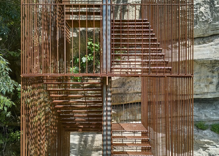 Escalera paisajística en la Vall del Paradís por Comas-Pont arquitectes. Fotografía por Adrià Goula