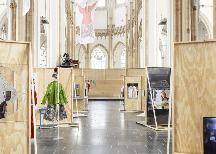 Bienal «State of Fashion: Available to Promise» por OMA. Fotografía por Eva Broekema