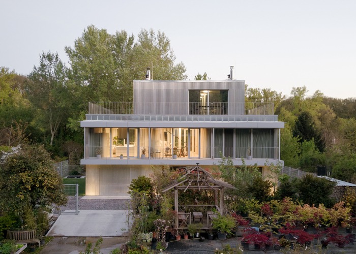 Vivienda unifamiliar junto a un ramal del Danubio por Čechvala architects. Fotografía por Alex Shoots Buildings