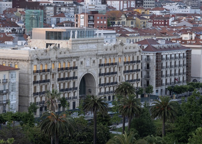 «Faro Santander» por David Chipperfield. Fotografía por Juan Baraja